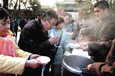 腊八节雍和宫共施粥继续