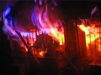 熊熊大火把饭馆烧成空壳。报料人供图