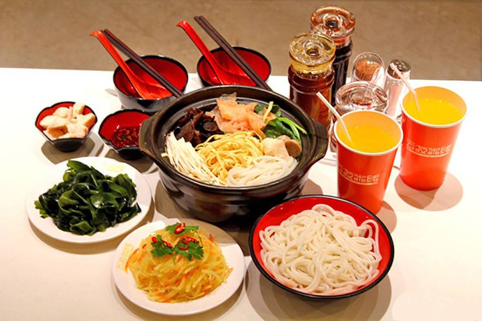 餐饮加盟，在当下可谓是“打得火热”，不少创业者在选择创业类型时，都选择投资加盟餐饮加盟品牌。今天，湘里人家小编我们就来说说餐饮加盟这点事。